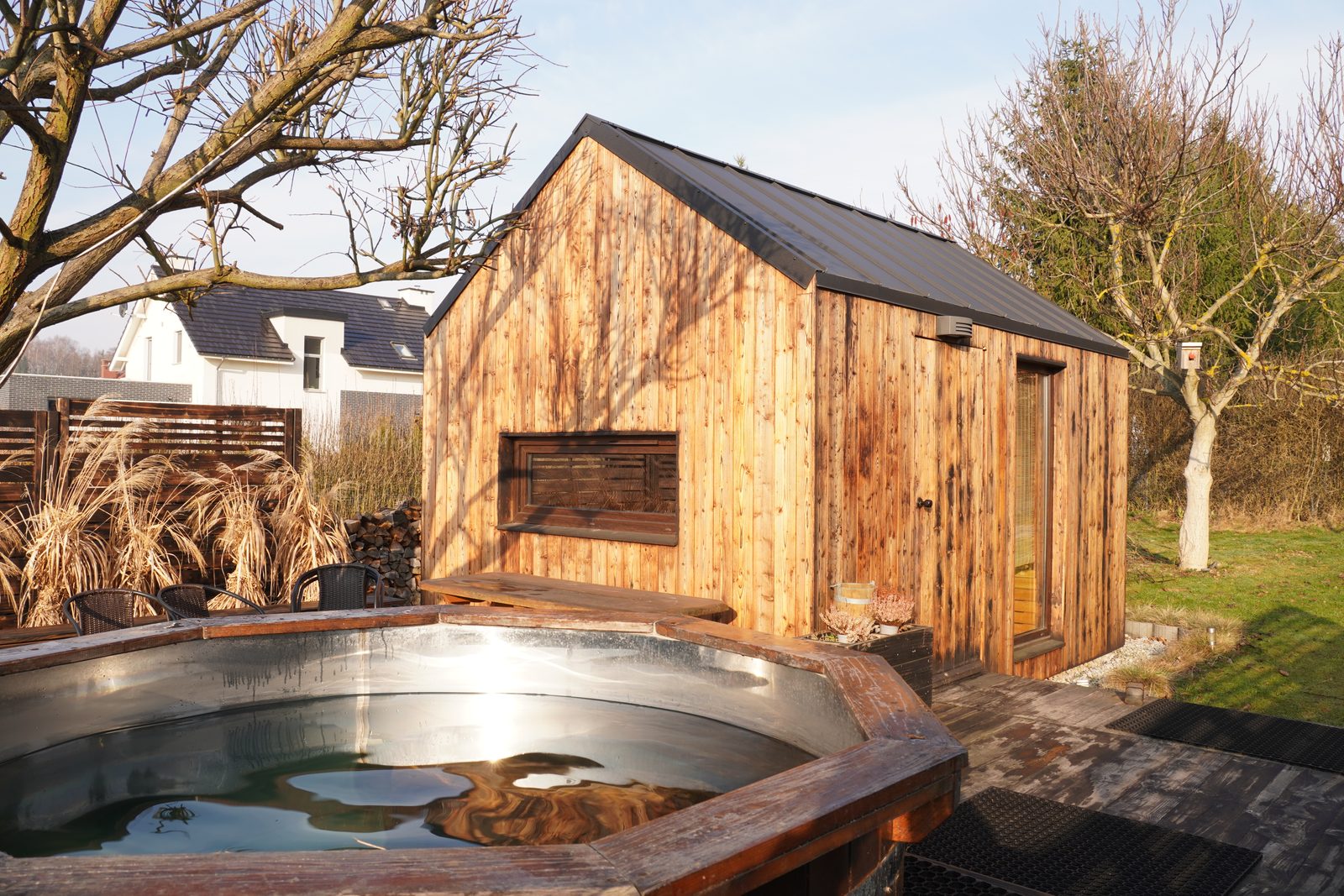 Cold plunge tub with sauna behind